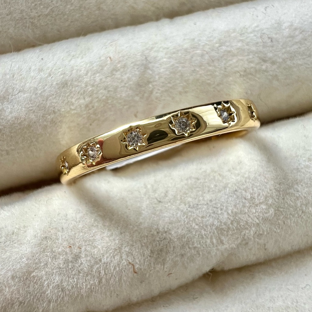 Elegant Gold Ring With Sparkling Accents S925
